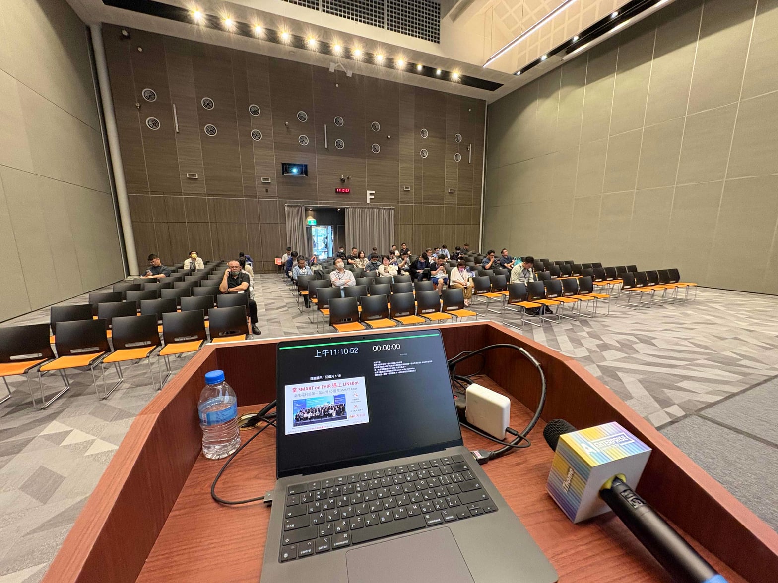 smart-on-fhir-line-bot-talk-podium.jpg