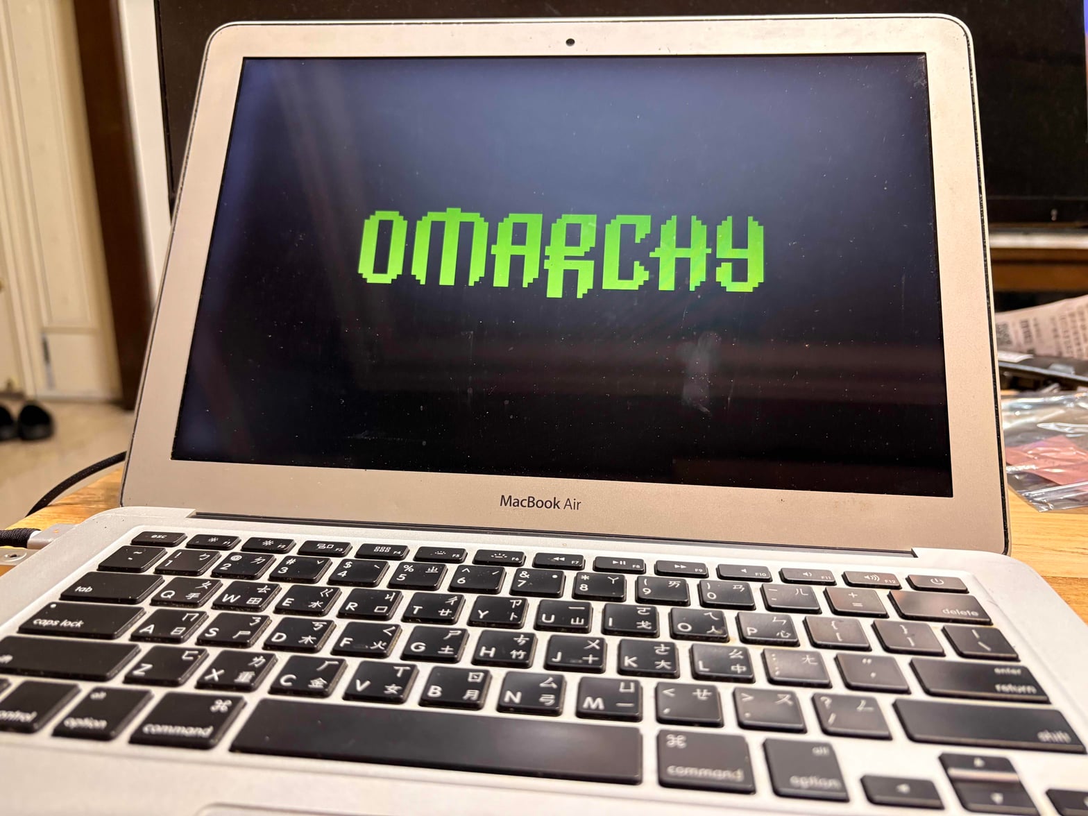 2026-08-28-omarchy-mba-1-boot.jpg